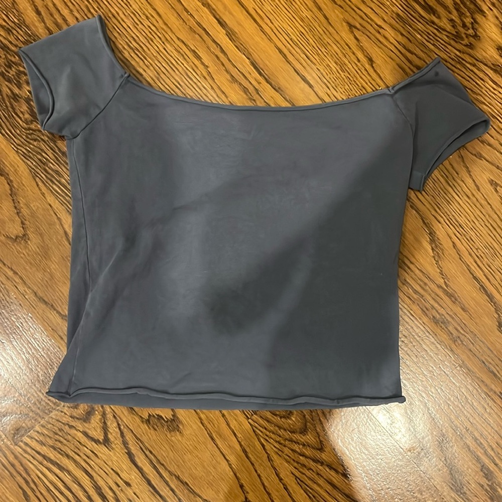 BRAND NEW BLUEISH GREY BRANDY MELVILLE OFF THE SHOLDER TEE